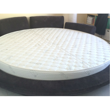 Matelas rond Silverlife dans un lit