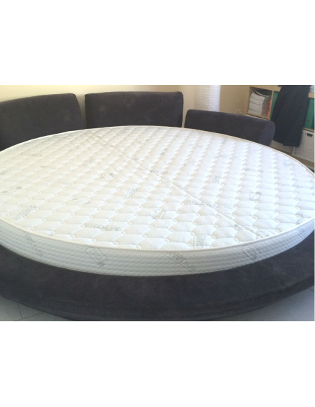 Matelas rond Silverlife dans un lit